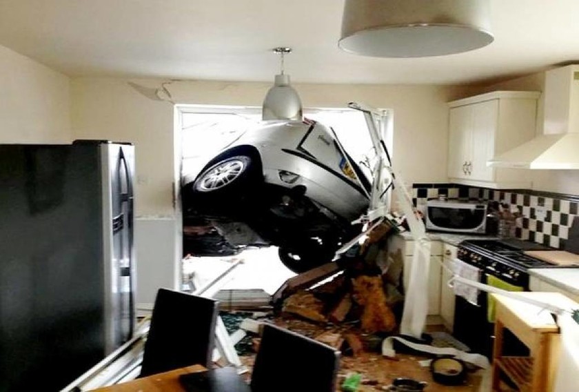 Αυτοκίνητο... καρφώθηκε στην κουζίνα σπιτιού (photos)