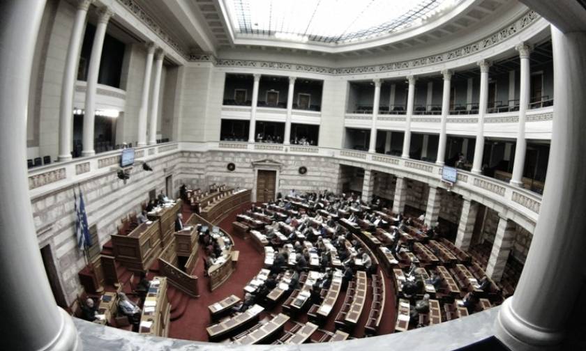 Κόντρα στη Βουλή για το νομοσχέδιο για την ανθρωπιστική κρίση
