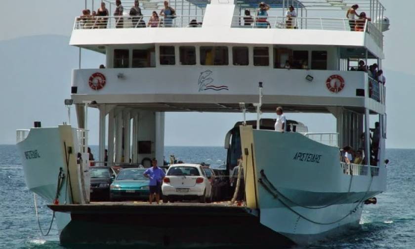 Αρκίτσα: Ηλικιωμένος έπεσε από ferry boat στη θάλασσα