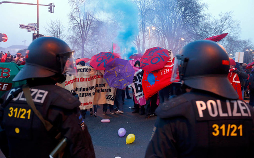 Δείτε LIVE: Επεισόδια στη Φρακφούρτη στις συγκεντρώσεις κατά της ΕΚΤ