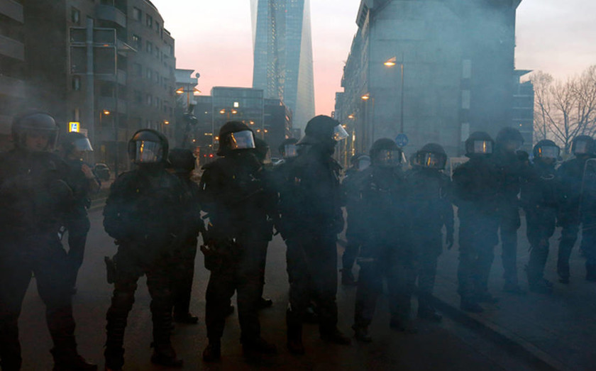 Δείτε LIVE: Επεισόδια στη Φρακφούρτη στις συγκεντρώσεις κατά της ΕΚΤ