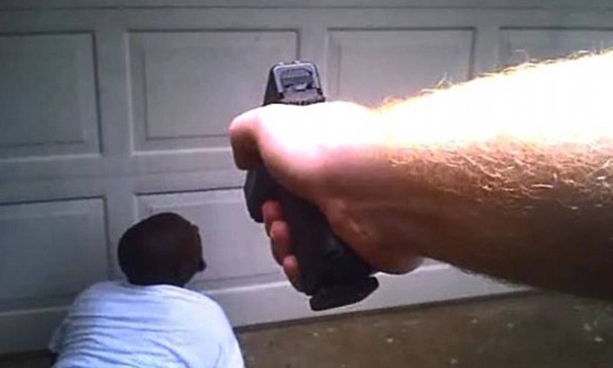 Αστυνομικοί πυροβολούν 39χρονο που κρατούσε ένα κατσαβίδι (video)