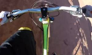 Θαρραλέος ποδηλάτης στο... χείλος του γκρεμού (video)