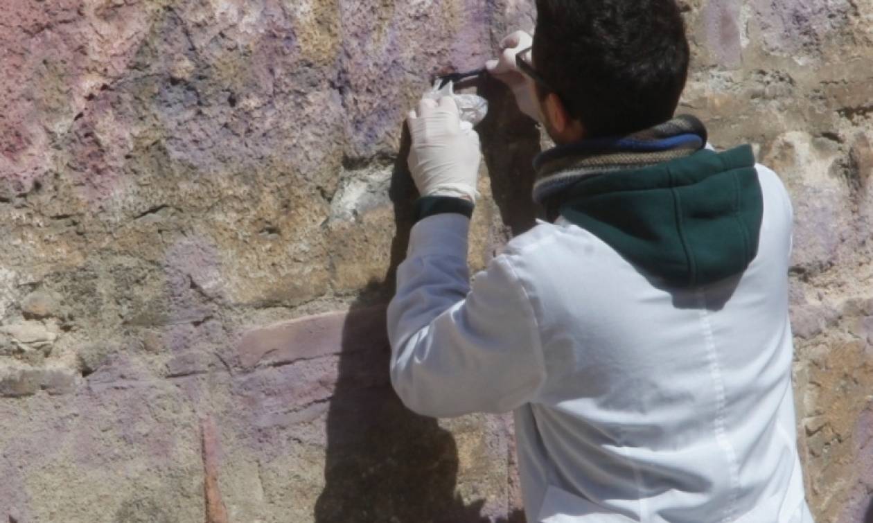 Ξεκίνησε ο καθαρισμός γκράφιτι στο ναό της Καπνικαρέας
