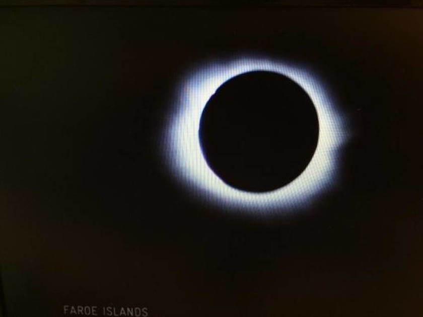 Ολική έκλειψη ηλίου: Μοναδικές φωτογραφίες από τα νησιά Φερόε (photos)