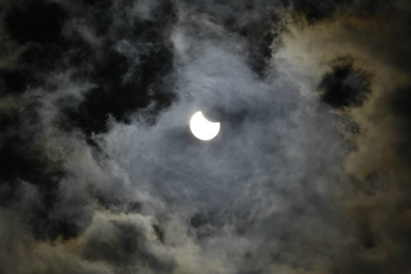 Η έκλειψη ηλίου όπως φάνηκε από την Ακρόπολη (photos)