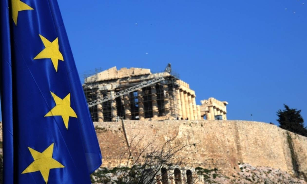 Bloomberg: 10 δισ. ευρώ κάτω από τα στρώματα των Ελλήνων