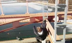 Σοκαριστικό video: 14χρονος πέφτει στο κενό από γέφυρα 30 μέτρων!