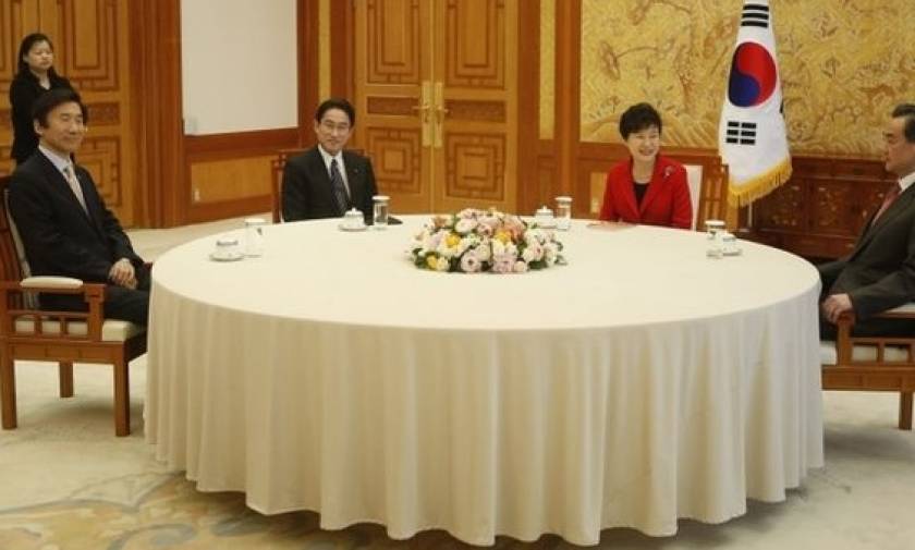 Ιστορική συνάντηση ΥΠΕΞ Κίνας, Ιαπωνίας και Ν. Κορέας