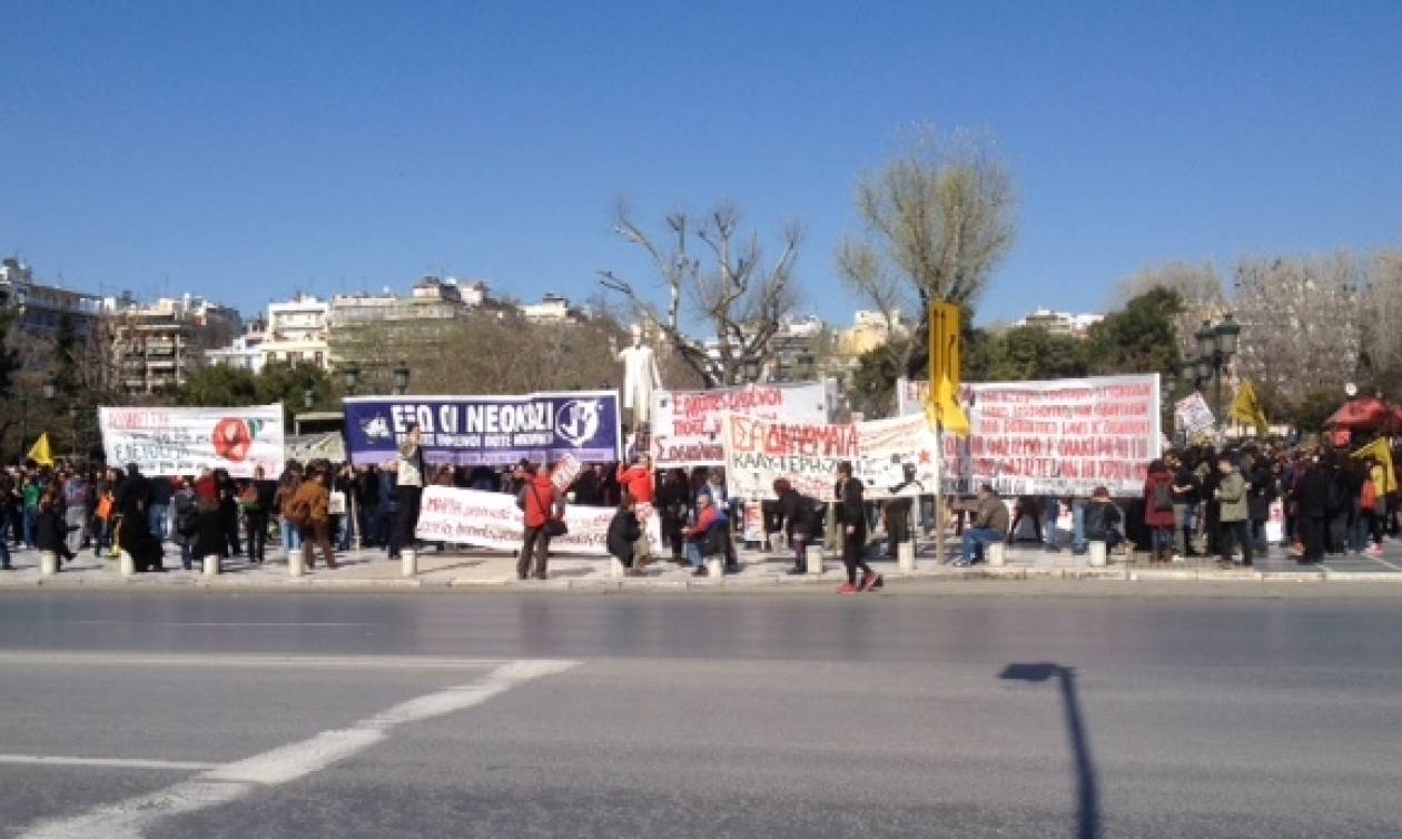 Σε εξέλιξη αντιφασιστική πορεία στη Θεσσαλονίκη (video)
