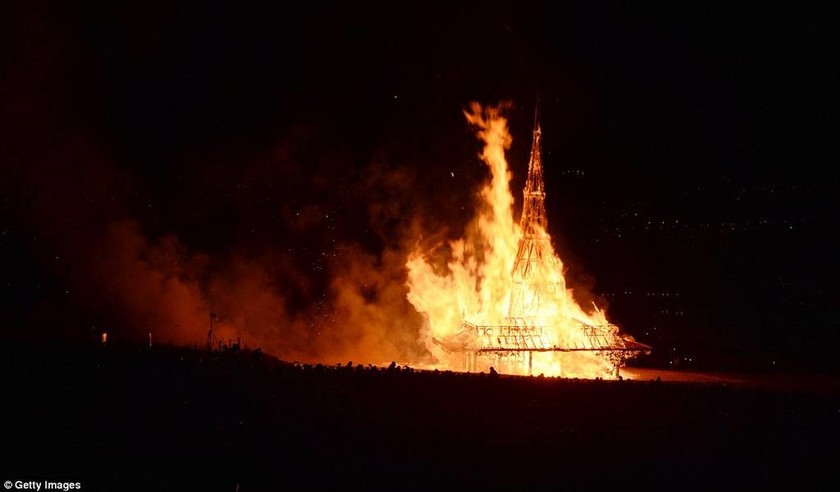 Κάηκε το μνημείο πεσόντων στην Ιρλανδία (photos)