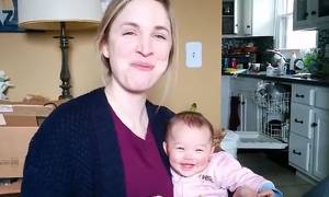 Μωρό ξεκαρδίζεται κάθε φορά που η μαμά του... (video)