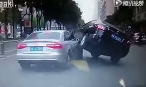 Κίνα: Ο οδηγός πήρε την εκδίκησή του (video)