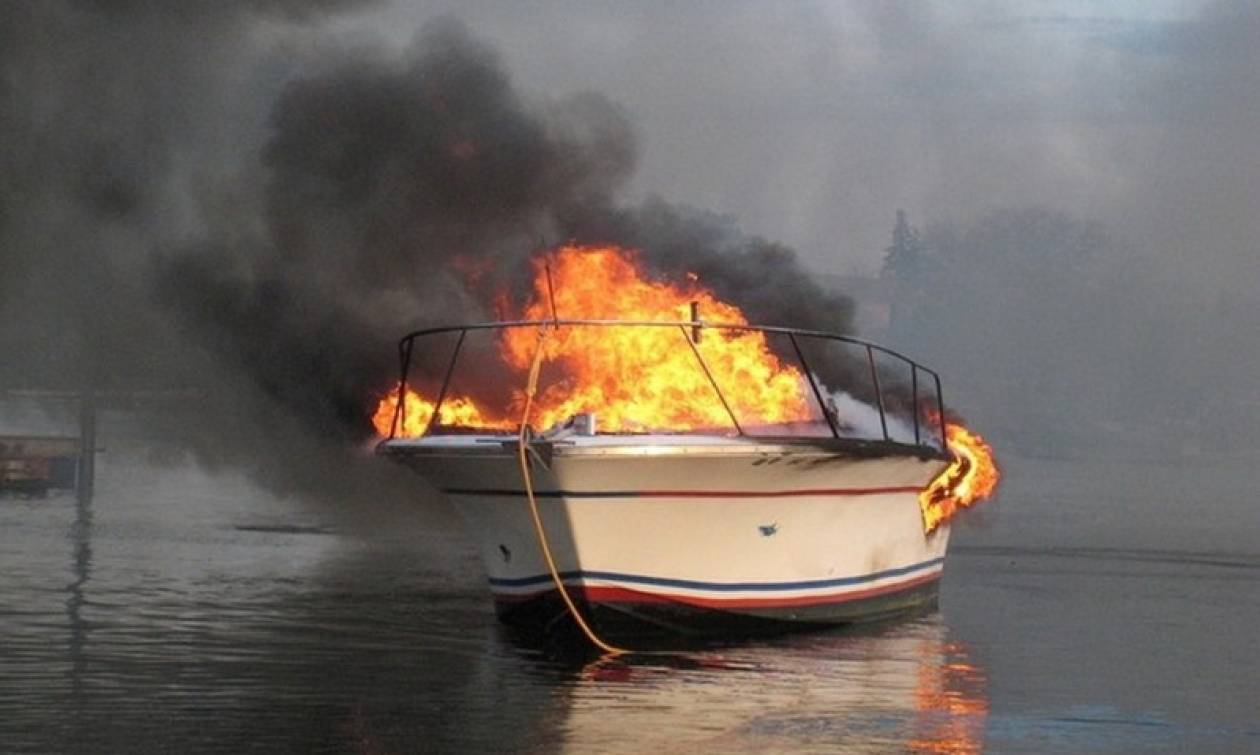 Στις φλόγες από άγνωστη αιτία τουριστικό σκάφος στον Φλοίσβο