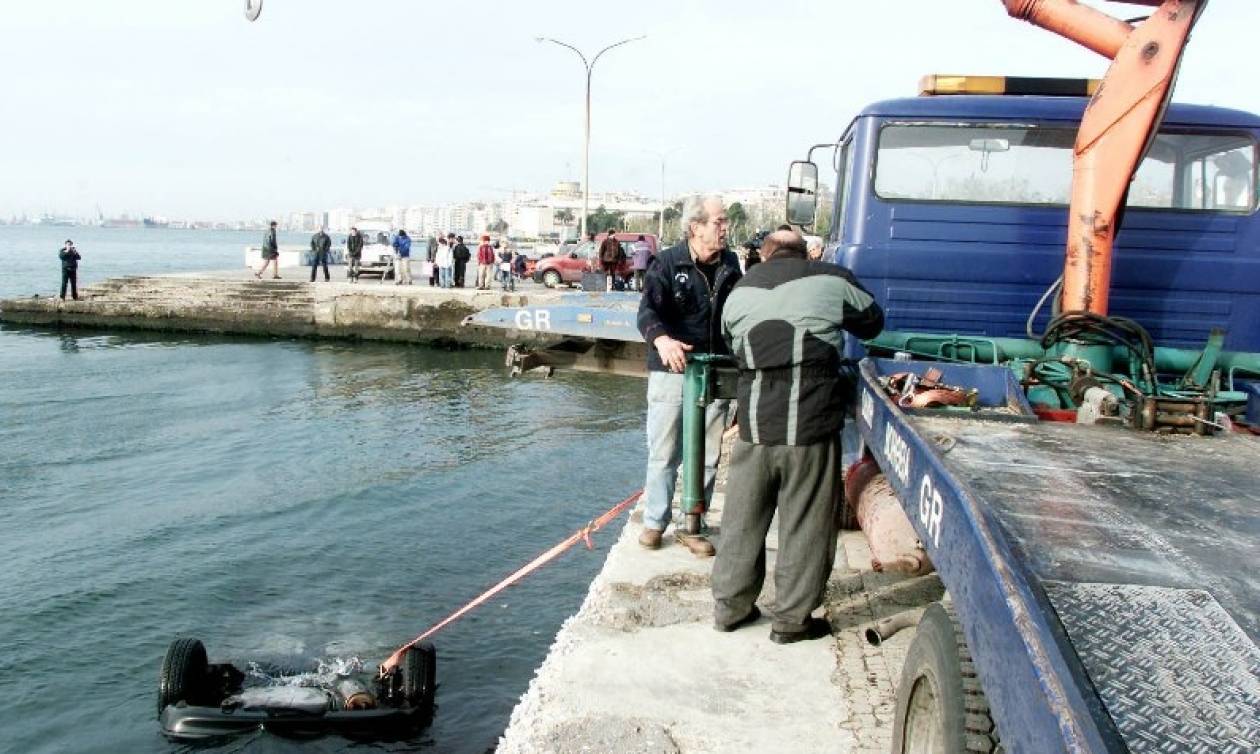 Ηράκλειο: «Βουτιά» ταξί στο λιμάνι