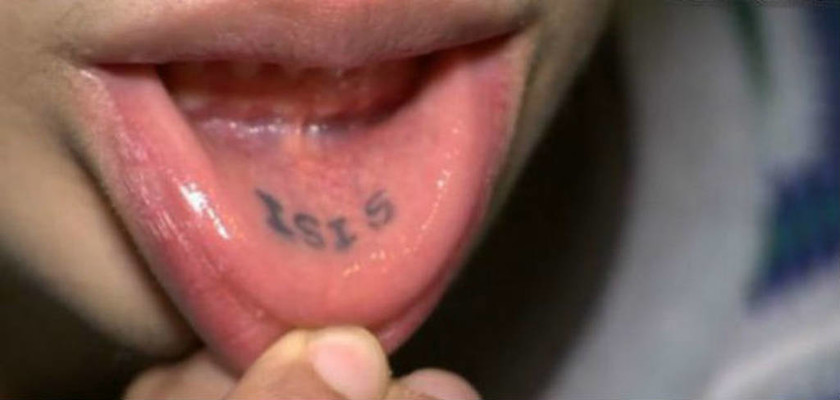 Τον απέλυσαν επειδή είχε τη λέξη «ISIS» τατουάζ στο χείλος του