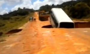 Βραζιλία: Τρύπα «κατάπιε» λεωφορείο γεμάτο επιβάτες (video)