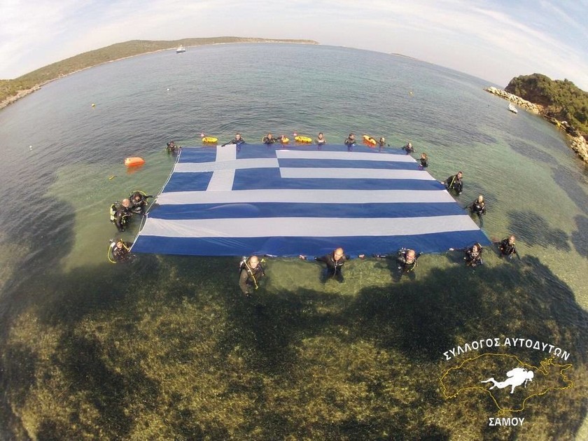 Μια τεράστια ελληνική σημαία κάτω από την επιφάνεια της θάλασσας