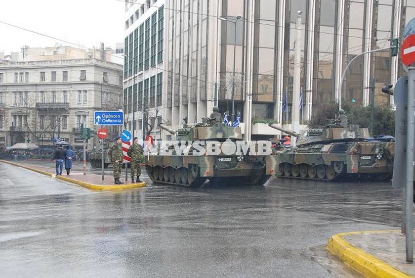 Υπό βροχή η στρατιωτική παρέλαση της 25ης Μαρτίου (photos)