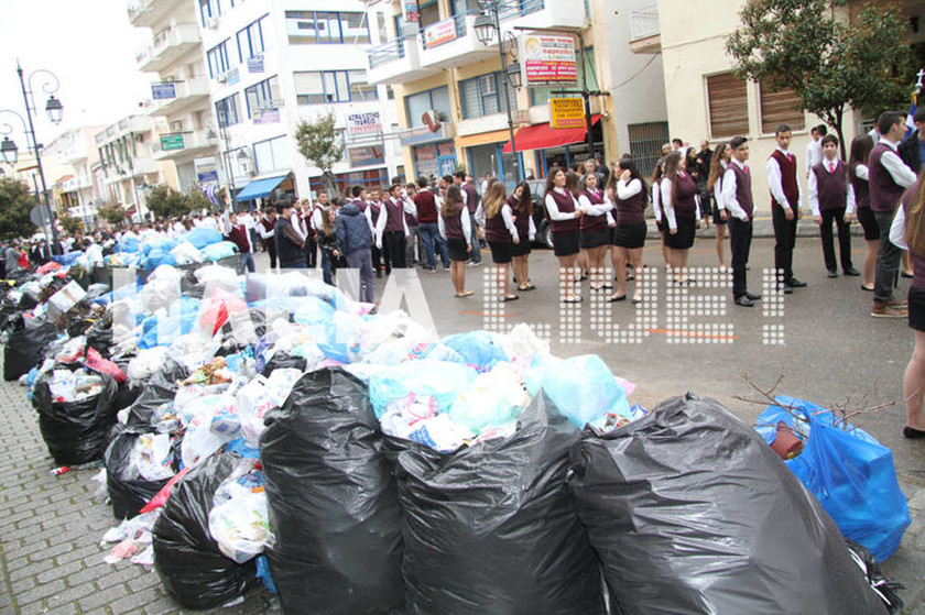 Πύργος: Οι μαθητές παρέλασαν δίπλα στα σκουπίδια (photos)