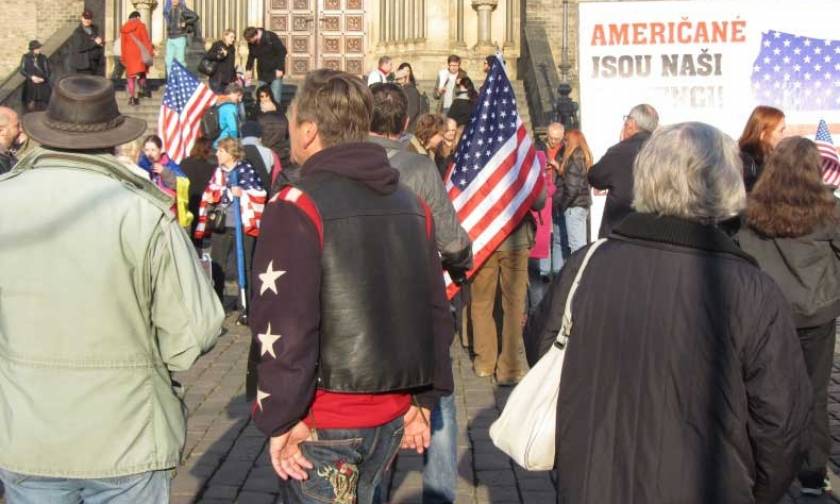 Τσεχία: Διαδηλώσεις υπέρ και κατά αμερικανικής οχηματοπομπής