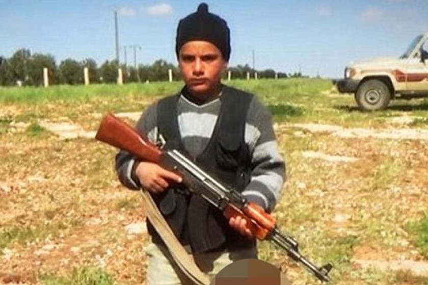 Νέα φρίκη του Ισλαμικού Κράτους: Παιδιά εκτελούν 8 ομήρους (photos)