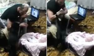 Γάτα υπερασπίζεται μωράκι όταν το μαλώνει ο μπαμπάς του! (video)