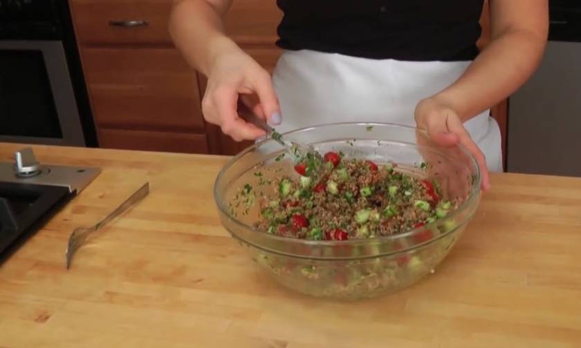 Μυρωδάτο ταμπουλέ: Πεντανόστιμη θρεπτική σαλάτα σε λίγα μόλις λεπτά!