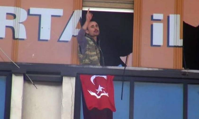Τουρκία: Συνελήφθη ο ενόπλος που εισέβαλε στα γραφεία του κυβερνώντος κόμματος
