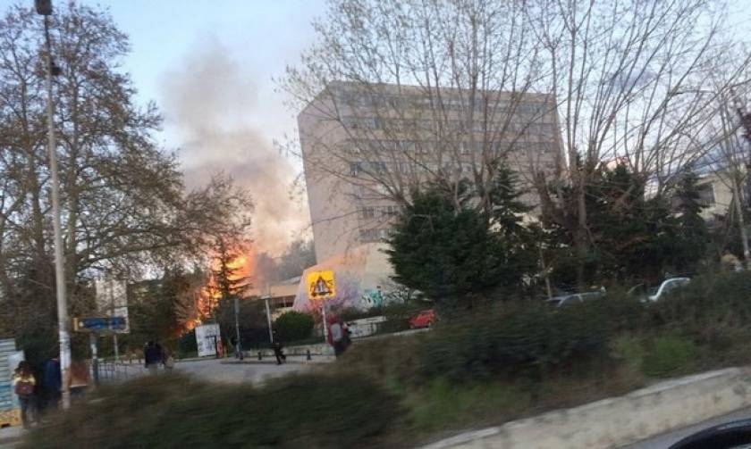 Θεσσαλονίκη: Πυρκαγιά σε εξωτερικό χώρο του ΑΠΘ - Έληξε η κατάληψη (photos&video)