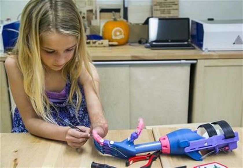 Επτάχρονη απέκτησε τεχνητό μέλος από τρισδιάστατο εκτυπωτή! (video & pics)