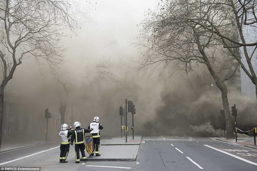 Βρετανία: Χάος από φωτιά σε υπόγειο δίκτυο καλωδίων (video & pics)