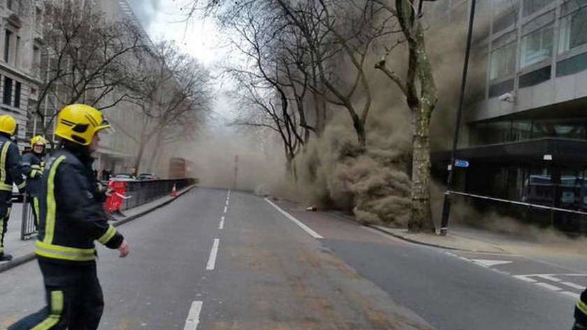 Βρετανία: Χάος από φωτιά σε υπόγειο δίκτυο καλωδίων (video & pics)