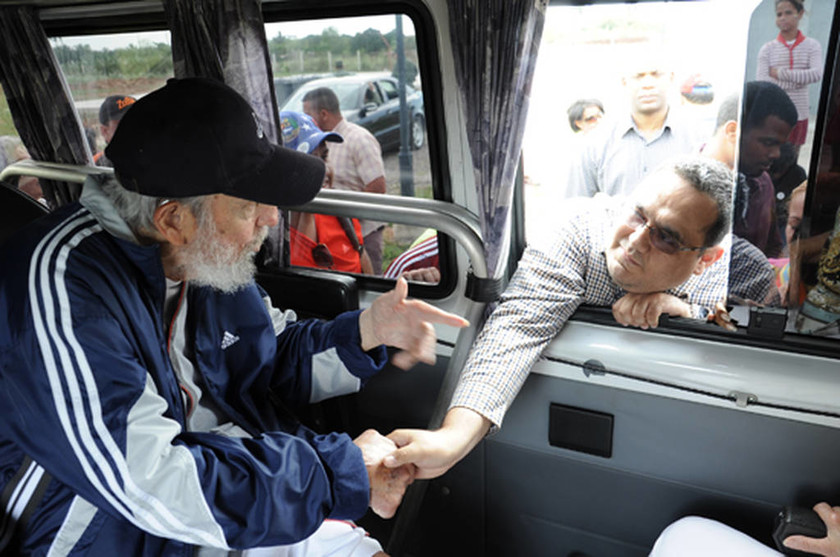 «Γεμάτος ενέργεια» ο Φιντέλ Κάστρο έκανε δημόσια εμφάνιση μετά από ένα χρόνο 