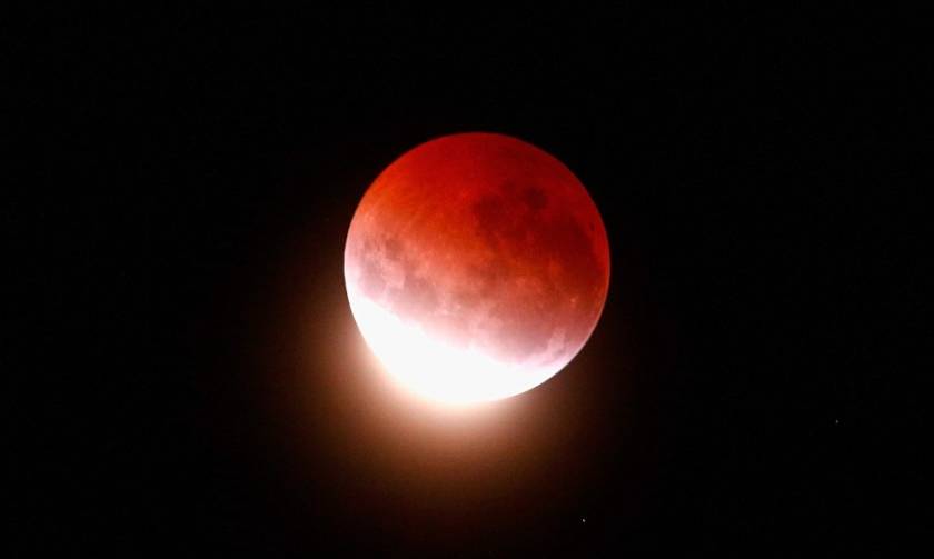 Ματωμένη Σελήνη: Ο ουρανός βάφτηκε κόκκινος στις ΗΠΑ (photos)