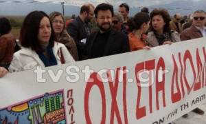 Φθιώτιδα: Βουλευτές του ΣΥΡΙΖΑ και δήμαρχος ανοιξαν τα διόδια (vid&pics)