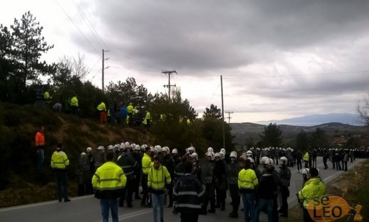 Σοβαρά επεισόδια μεταξύ διαδηλωτών και μεταλλωρύχων στις Σκουριές (pics&vids)