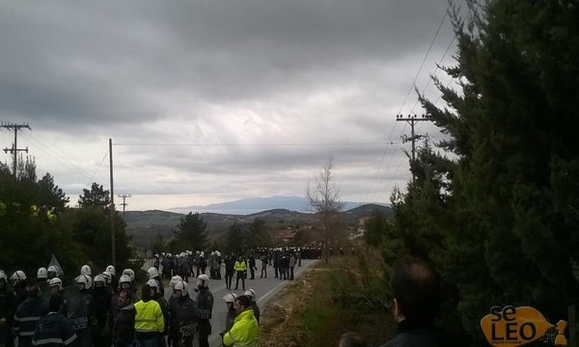 Σοβαρά επεισόδια μεταξύ διαδηλωτών και μεταλλωρύχων στις Σκουριές (pics&vids)