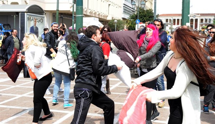 Μαξιλαροπόλεμος κατά της βίας σε Θεσσαλονίκη και Αθήνα (photos)