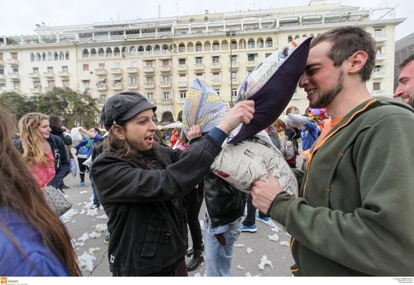 Μαξιλαροπόλεμος κατά της βίας σε Θεσσαλονίκη και Αθήνα (photos)