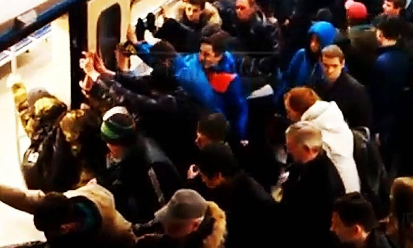Ρωσία: Επιβάτες απεγκλώβισαν γυναίκα σπρώχνοντας το τρένο (video)