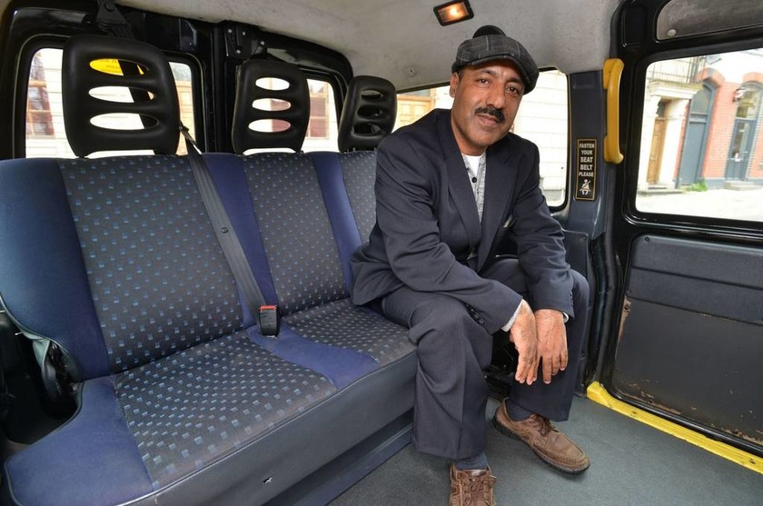 Ο πιο τίμιος ταξιτζής της Βρετανίας: Παρέδωσε τσάντα με 10.000 λίρες (pics)