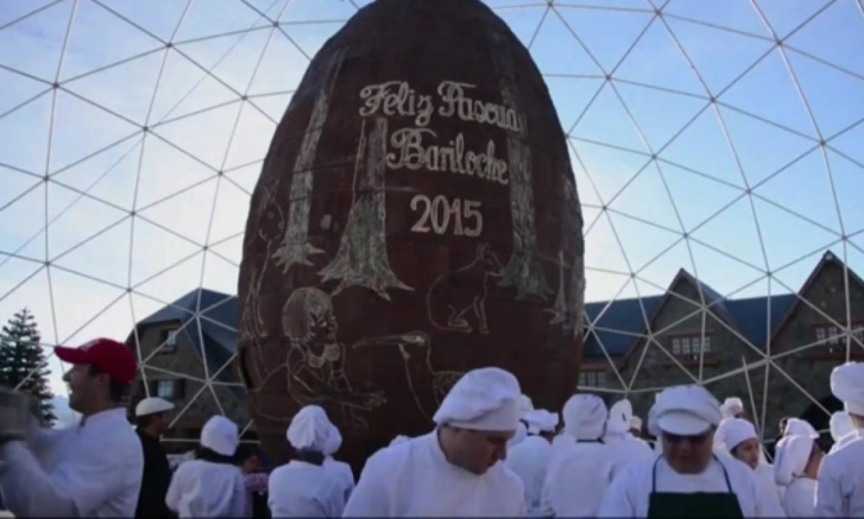 Πάσχα: Ένα τεράστιο σοκολατένιο αυγό γεύτηκαν στην Αργεντινή (video)
