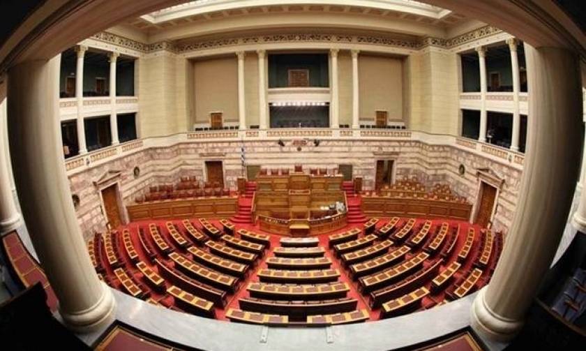 Κατάργηση του «κουκουλονόμου» ζητούν 28 βουλευτές του ΣΥΡΙΖΑ