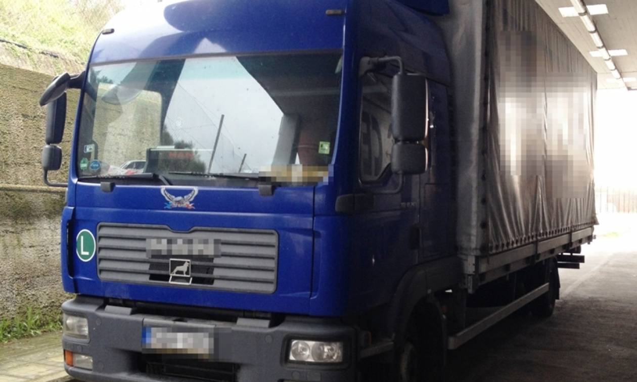 Αλεξανδρούπολη: Έκρυβε στο φορτηγό του τρεις αλλοδαπούς