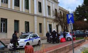 Ναύπλιο: Ρομά επιτέθηκαν σε αστυνομικούς έξω από τα δικαστήρια (video)