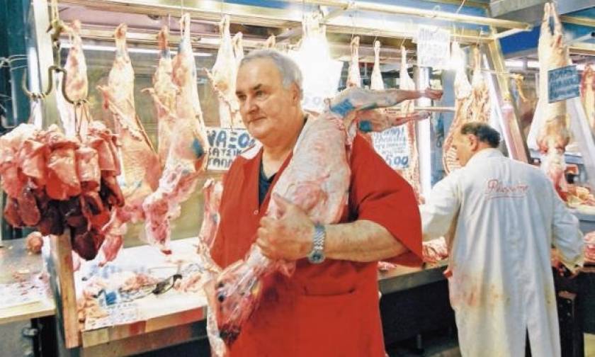 Bloomberg: Οι Έλληνες δεν έχουν χρήματα να αγοράσουν κρέας για το Πάσχα