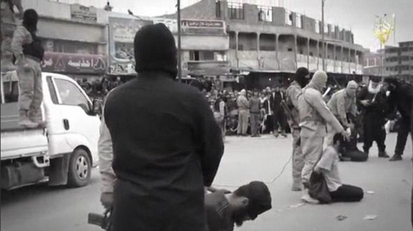 Νέα φρικαλεότητα του Ισλαμικού Κράτους: Αποκεφάλισαν 4 άνδρες (photos)