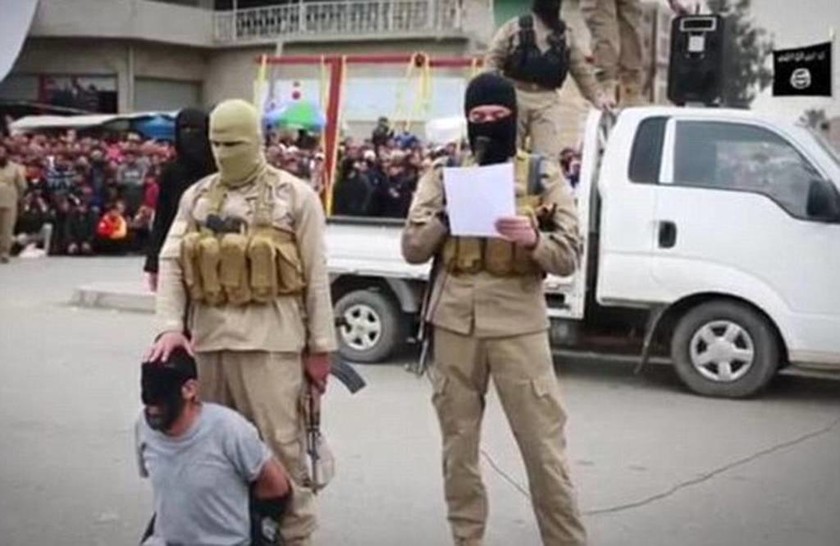 Νέα φρικαλεότητα του Ισλαμικού Κράτους: Αποκεφάλισαν 4 άνδρες (photos)