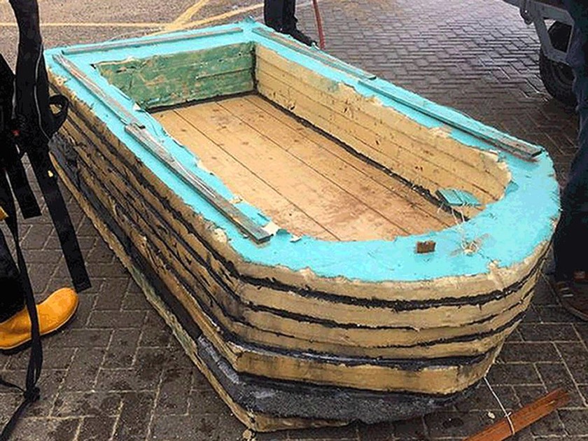 Έφτιαξαν χειροποιήτη βάρκα με κόστος 9 ευρώ και παραλίγο να πνιγούν